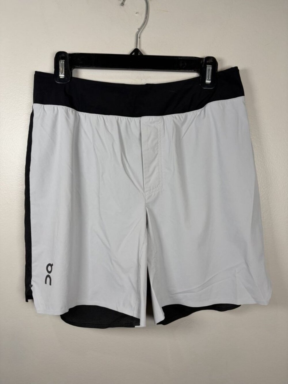 On Running Men’s Lightweight Running Shorts Size Medium Gray Black Athletic
